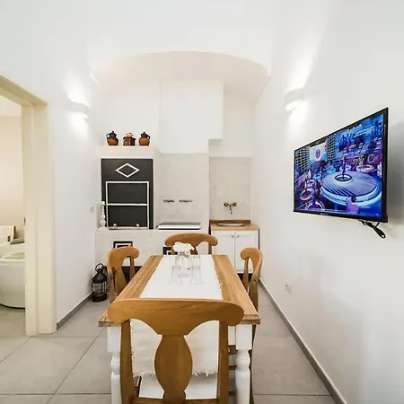 Bed & Breakfast Matine' Suits & Matino
