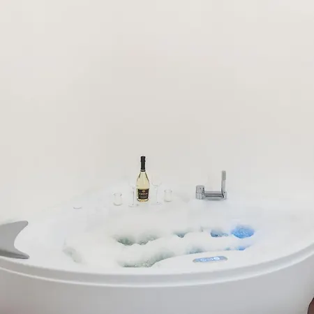 Oda ve Kahvaltı Matine' Suits & Matino