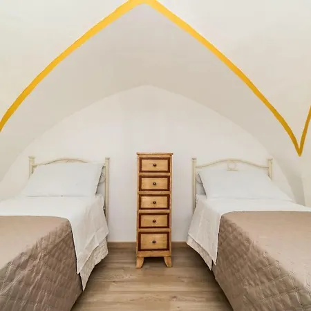 Bed & Breakfast Matine' Suits & Matino